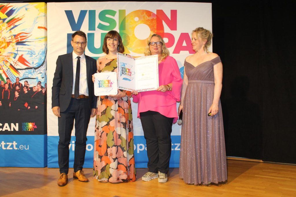 Urkundenuebergabe-von-Schulrat-Bernd-Sandhaas-an-die-1-VISION-EUROPA-SCHULE-Antoniuschule-Oberachern-2_Foto_Theresa-Sehlinger-1