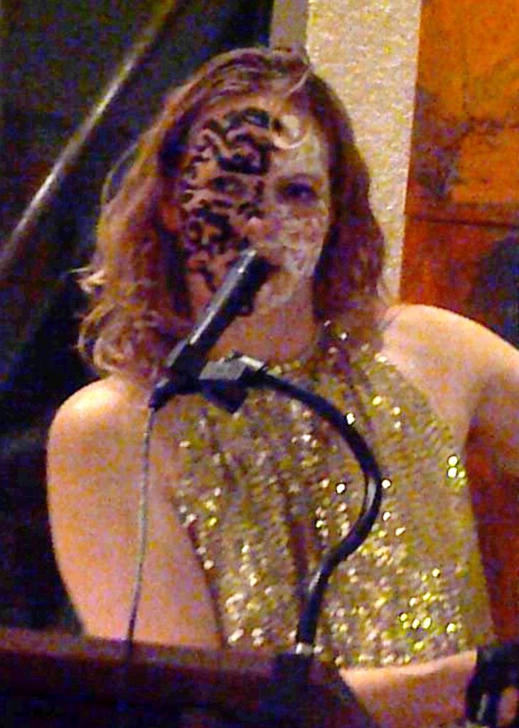 ALINA ATLANTIS »Bilder essen«, Vortrag/Performance